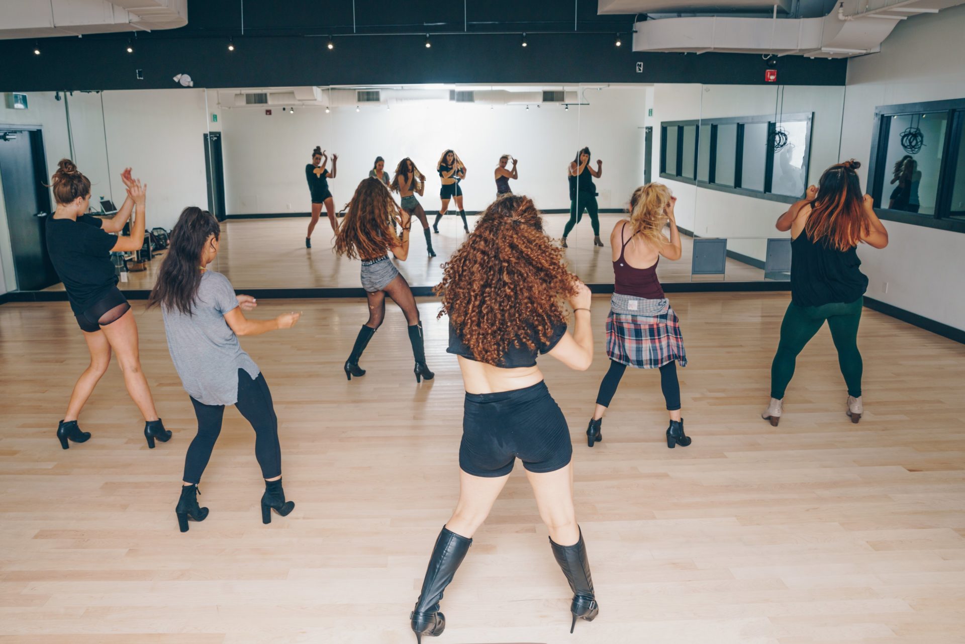 dance-class-in-studio